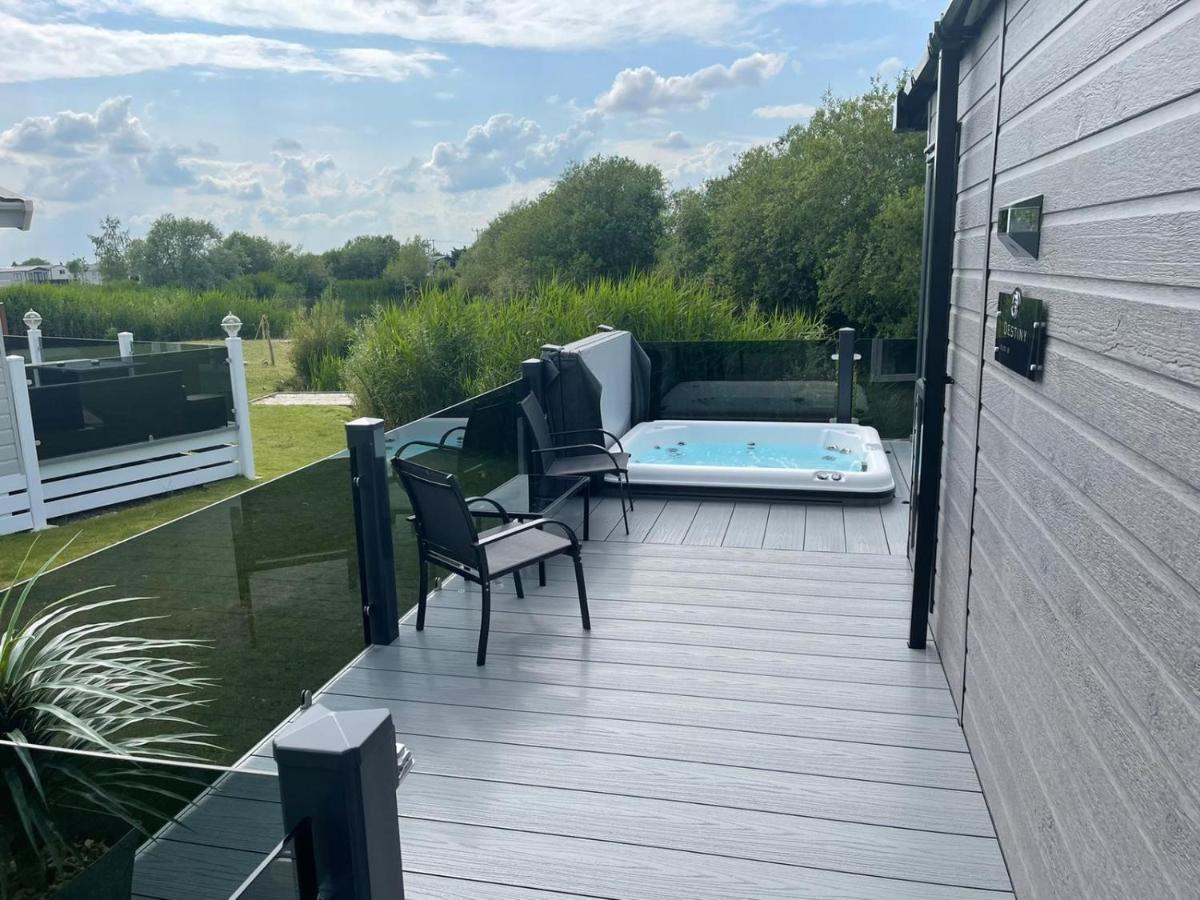 Indulgence Lakeside Lodge I3 With Hot Tub, Private Fishing Peg Situated At Tattershall Lakes Country Park Exteriör bild