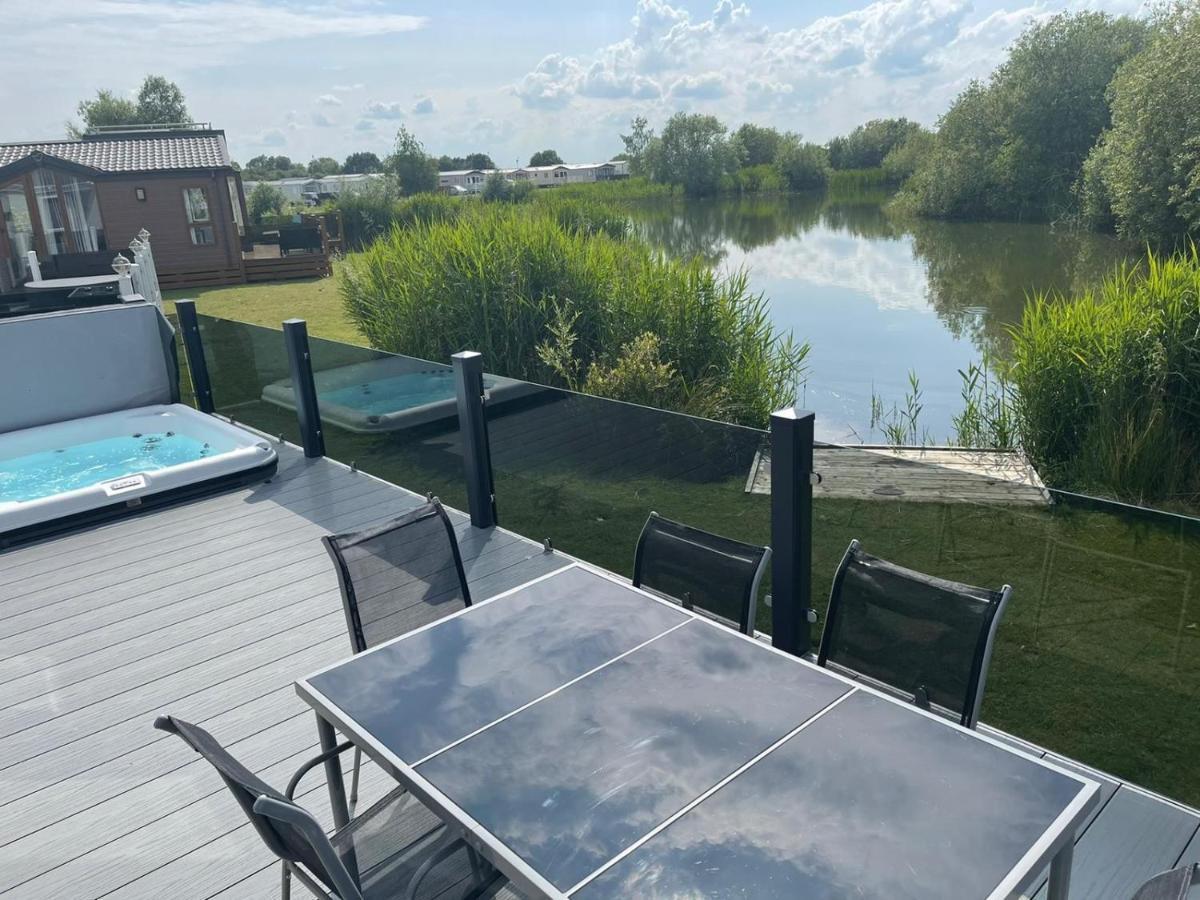 Indulgence Lakeside Lodge I3 With Hot Tub, Private Fishing Peg Situated At Tattershall Lakes Country Park Exteriör bild