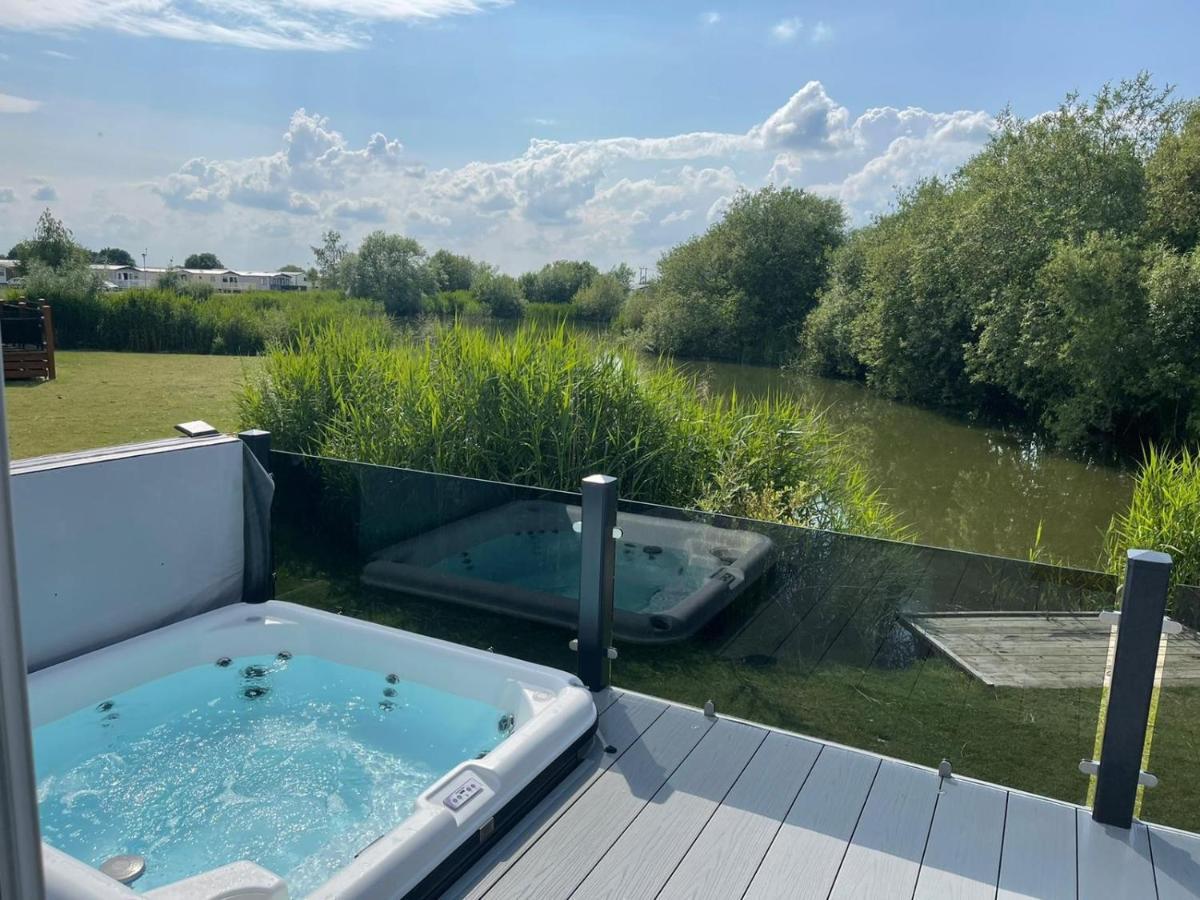Indulgence Lakeside Lodge I3 With Hot Tub, Private Fishing Peg Situated At Tattershall Lakes Country Park Exteriör bild