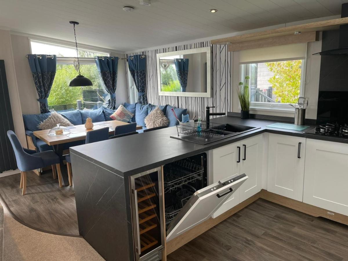 Indulgence Lakeside Lodge I3 With Hot Tub, Private Fishing Peg Situated At Tattershall Lakes Country Park Exteriör bild