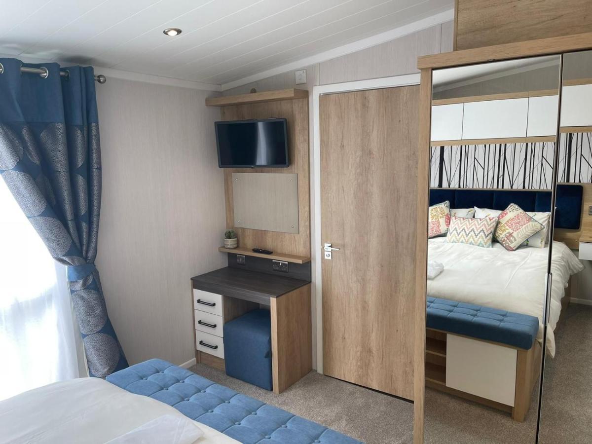 Indulgence Lakeside Lodge I3 With Hot Tub, Private Fishing Peg Situated At Tattershall Lakes Country Park Exteriör bild