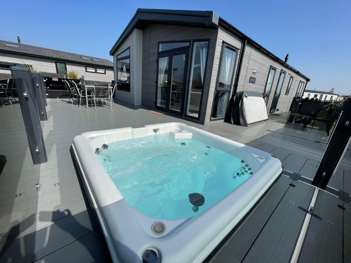 Indulgence Lakeside Lodge I3 With Hot Tub, Private Fishing Peg Situated At Tattershall Lakes Country Park Exteriör bild