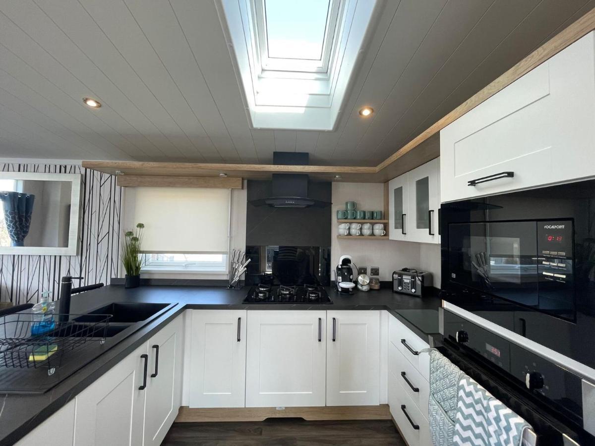 Indulgence Lakeside Lodge I3 With Hot Tub, Private Fishing Peg Situated At Tattershall Lakes Country Park Exteriör bild
