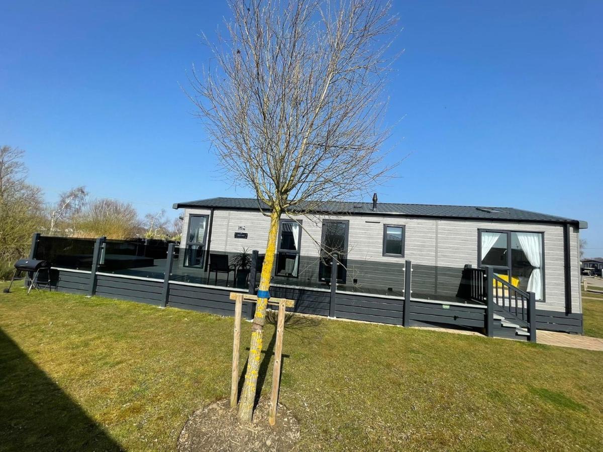 Indulgence Lakeside Lodge I3 With Hot Tub, Private Fishing Peg Situated At Tattershall Lakes Country Park Exteriör bild