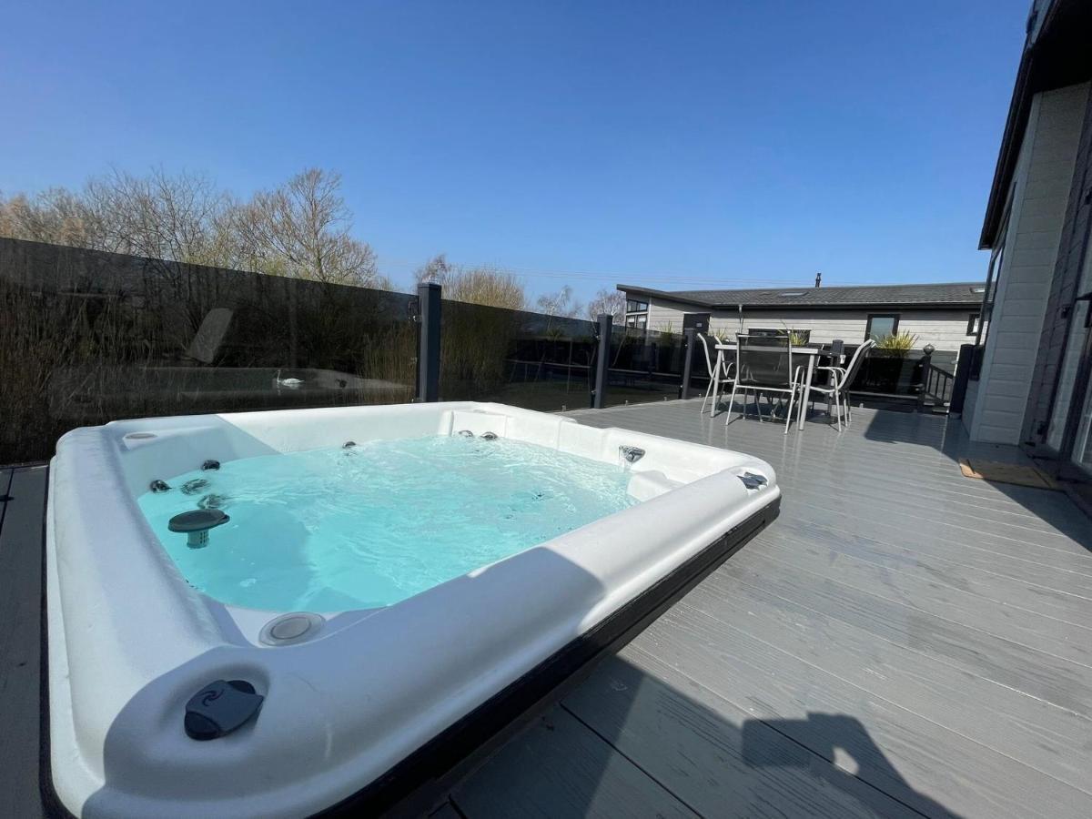 Indulgence Lakeside Lodge I3 With Hot Tub, Private Fishing Peg Situated At Tattershall Lakes Country Park Exteriör bild