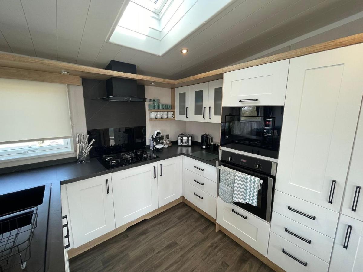 Indulgence Lakeside Lodge I3 With Hot Tub, Private Fishing Peg Situated At Tattershall Lakes Country Park Exteriör bild