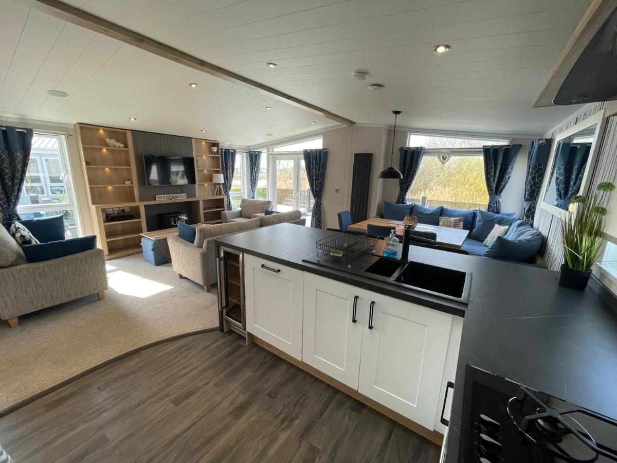 Indulgence Lakeside Lodge I3 With Hot Tub, Private Fishing Peg Situated At Tattershall Lakes Country Park Exteriör bild