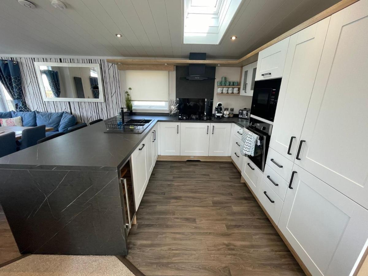 Indulgence Lakeside Lodge I3 With Hot Tub, Private Fishing Peg Situated At Tattershall Lakes Country Park Exteriör bild