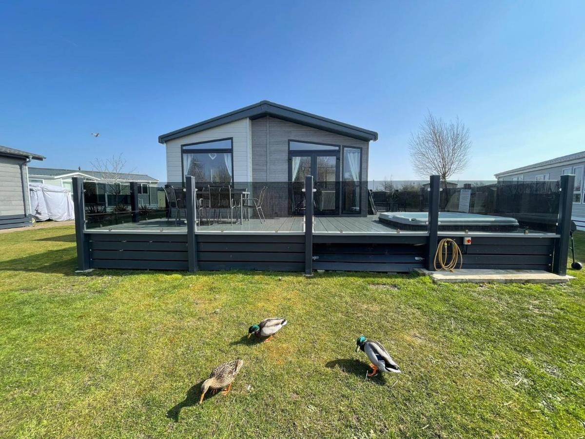 Indulgence Lakeside Lodge I3 With Hot Tub, Private Fishing Peg Situated At Tattershall Lakes Country Park Exteriör bild