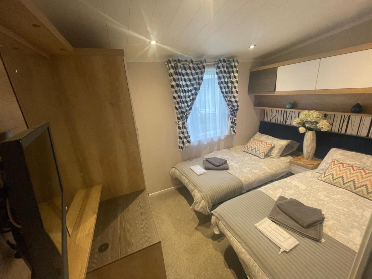 Indulgence Lakeside Lodge I3 With Hot Tub, Private Fishing Peg Situated At Tattershall Lakes Country Park Exteriör bild