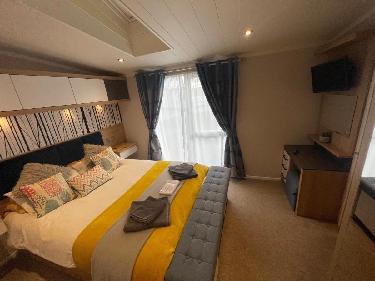Indulgence Lakeside Lodge I3 With Hot Tub, Private Fishing Peg Situated At Tattershall Lakes Country Park Exteriör bild