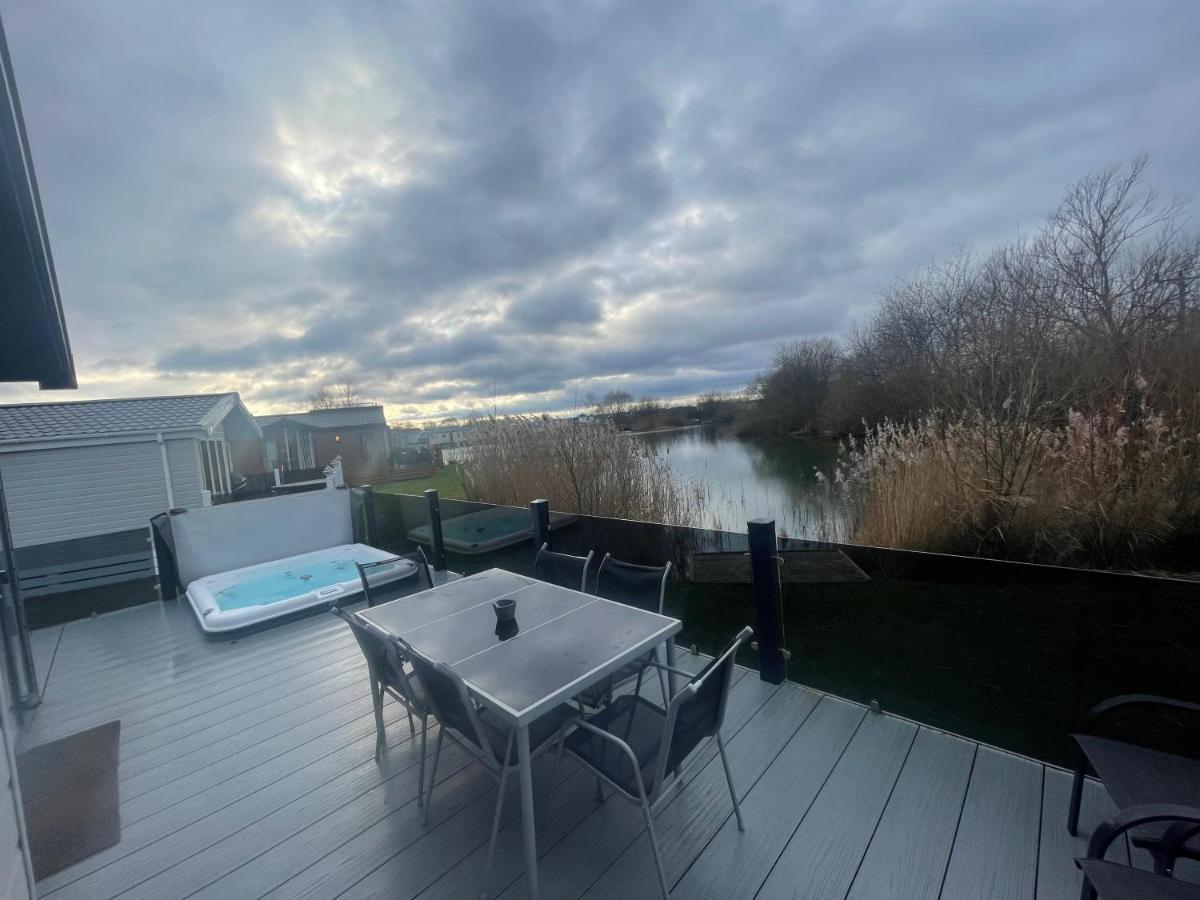 Indulgence Lakeside Lodge I3 With Hot Tub, Private Fishing Peg Situated At Tattershall Lakes Country Park Exteriör bild